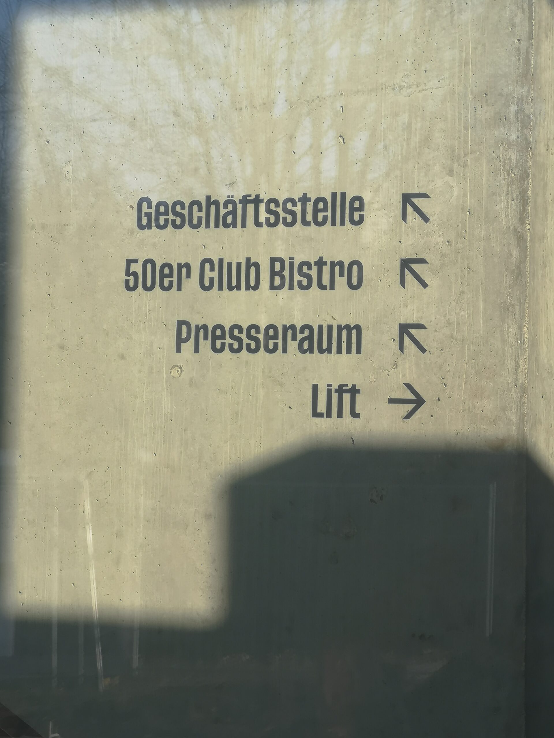 Beschriftung Geschäftsstelle Presseraum 50er Club